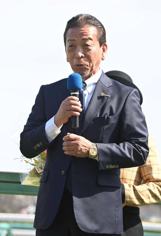 　引退セレモニーであいさつする土田師（撮影・持木克友）