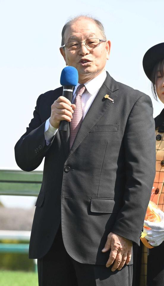 　引退セレモニーであいさつする南田師（撮影・持木克友）