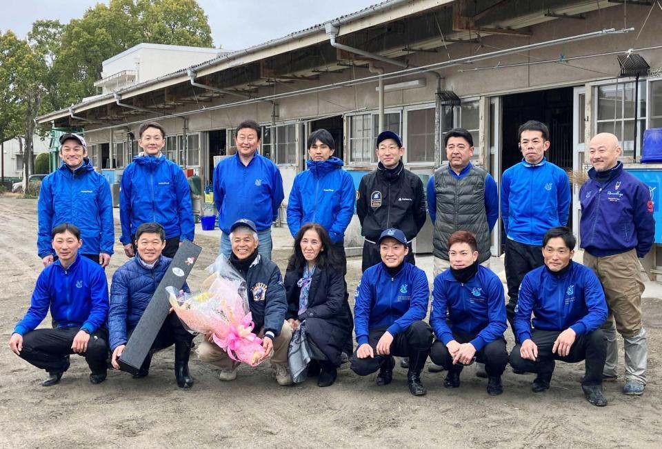 最後のミーティングを終え、笑顔で写真に納まる国枝栄調教師（前列左から３番目）とスタッフら