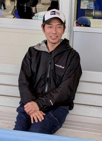 笑顔で取材に応じる和田竜二調教師　