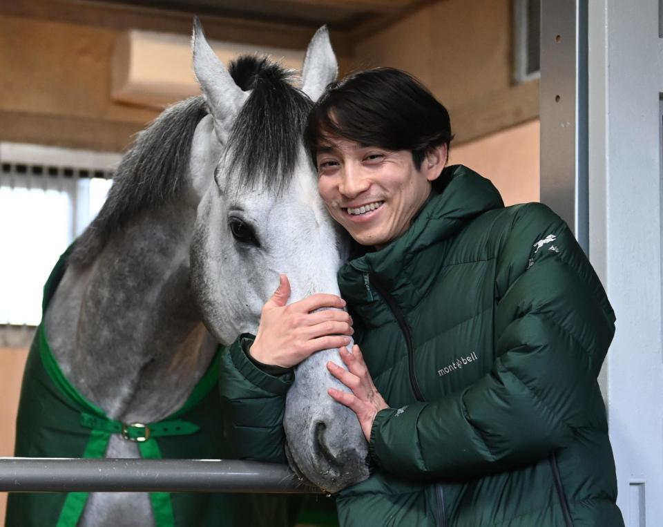 初陣を飾るレッドレナート（左）と手塚貴徳調教師＝美浦トレセン（撮影・園田高夫）