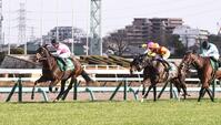 中山牝馬ステークスを勝利したエセルフリーダ（左）＝撮影・園田高夫