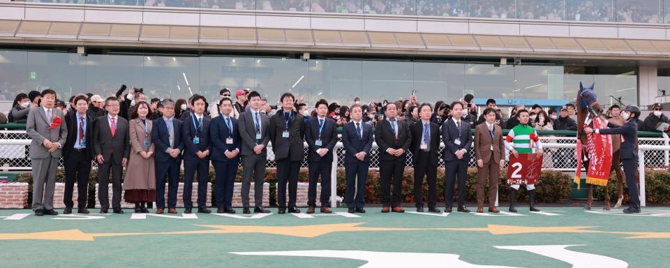 フィリーズレビューを制したギリーズボールと関係者ら（撮影・石湯恒介）