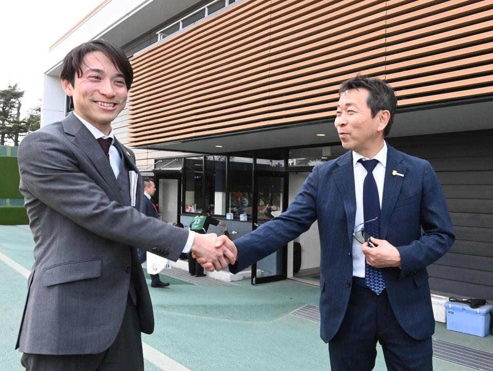 　初陣で初勝利を挙げ父の手塚久師（右）に祝福される手塚徳師