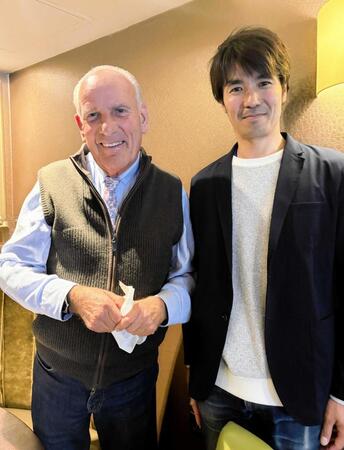 　昨年、ニューマーケットで久しぶりの再会したマーク・プレスコット調教師（左）と秋本大介調教師（右）＝本人提供