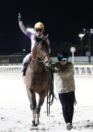 ダイオライト記念を制し、観衆に手を振る吉村