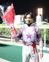 花束を手にポーズをとる吉村