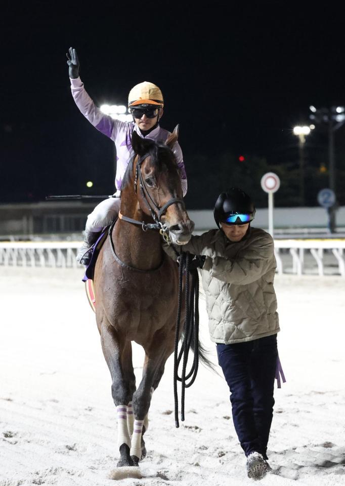 ダイオライト記念を制し、観衆に手を振る吉村