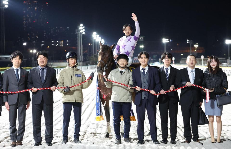 ダイオライト記念を制したオディロン、吉村と関係者