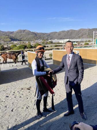 喜びを分かち合う（左から）小谷哲平騎手と新子雅司調教師＝撮影・中山伸治