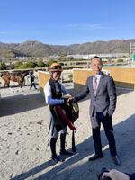 喜びを分かち合う（左から）小谷哲平騎手と新子雅司調教師＝撮影・中山伸治