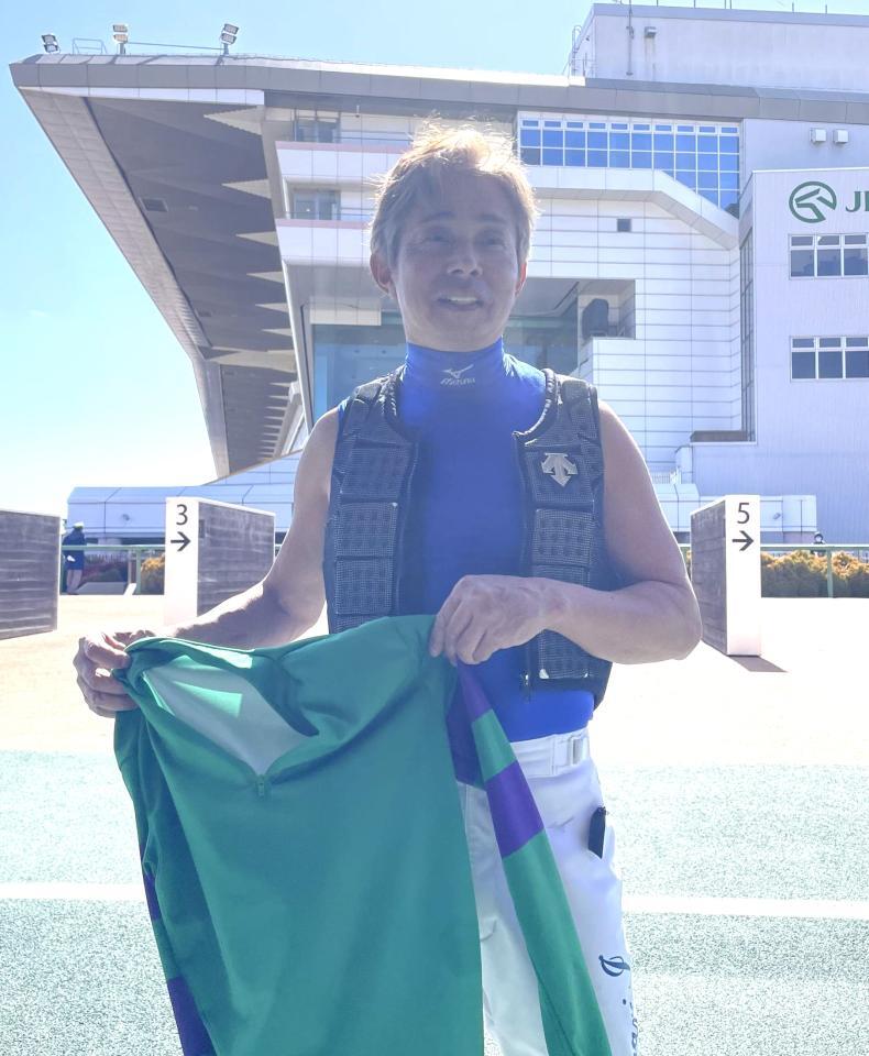 中山６Ｒをサンダーヴィントで勝利し、10日に死去したばかりの嶋田賢オーナーの勝負服と喪章を報道陣へ見せた岩田康誠騎手