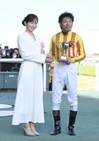 シェイクユアハートで金鯱賞を制した古川吉（右）を祝福する皆藤愛子