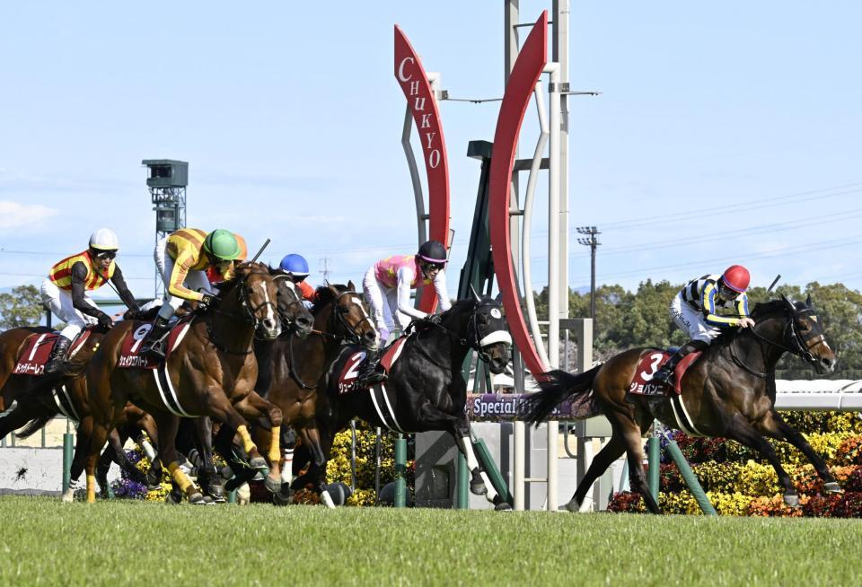 金鯱賞を制したシェイクユアハート。右端は２着のジョンバンニ