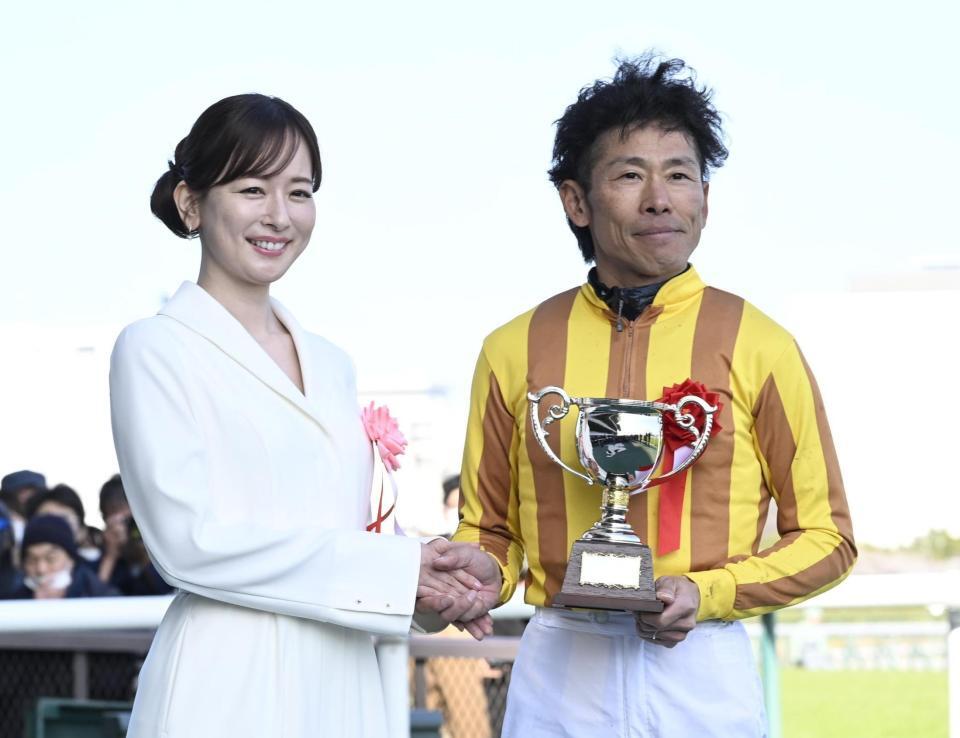 シェイクユアハートで金鯱賞を制した古川吉（右）を祝福する皆藤愛子