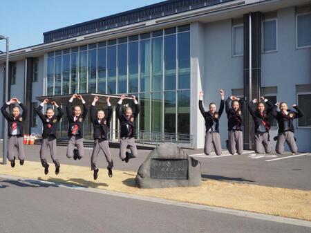 修了会見を行った地方競馬第１０７期騎手候補生たち