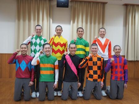 修了会見を行った地方競馬第１０７期騎手候補生たち