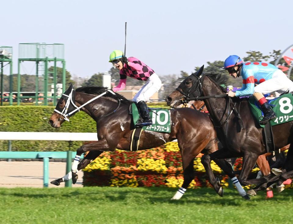 　フラワーＣをスマートプリエールで制し、重賞初勝利を決めガッツポーズする原（撮影・持木克友）