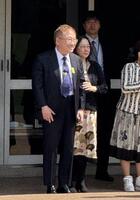 高須クリニックの高須克弥院長（左）の腕を支えるパートナーの西原理恵子さん