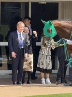 中山３Ｒに出走する所有馬・タカスタカスタカスを見るため、パドックへ姿を現した高須クリニックの高須克弥院長（左）とそのパートナーの西原理恵子さん