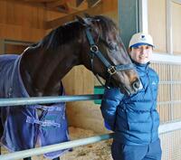 アイサンサンと橋田宜長師（撮影・石湯恒介）