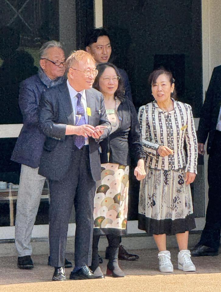 中山３Ｒに出走する所有馬・タカスタカスタカスを見るため、パドックへ姿を現した高須クリニックの高須克弥院長（前列左）とそのパートナーの西原理恵子さん（前列中央）＝