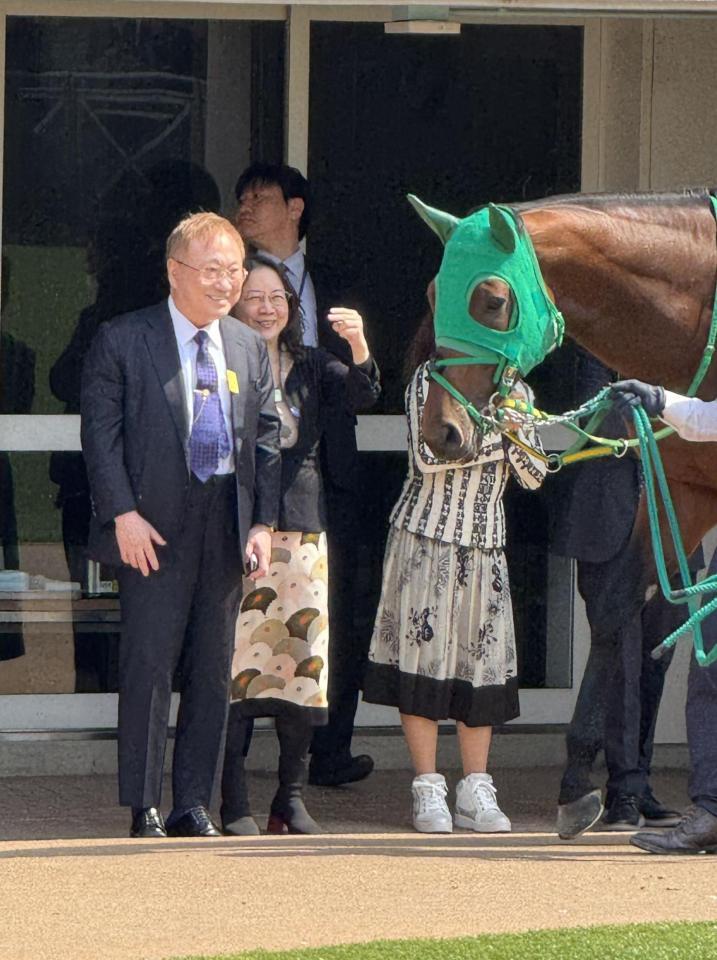 中山３Ｒに出走する所有馬・タカスタカスタカスを見るため、パドックへ姿を現した高須クリニックの高須克弥院長（左）とそのパートナーの西原理恵子さん