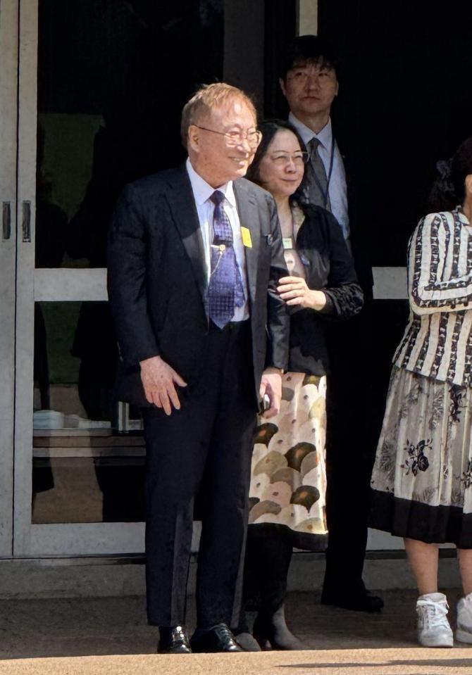 高須クリニックの高須克弥院長（左）の腕を支えるパートナーの西原理恵子さん