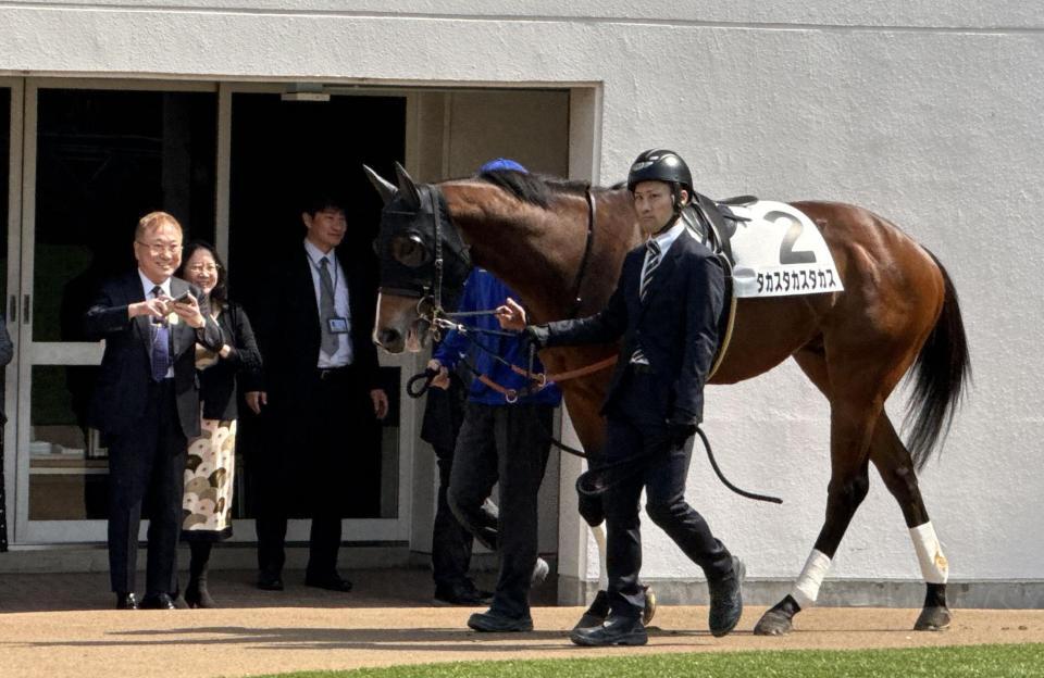 中山３Ｒに出走する所有馬・タカスタカスタカスを笑顔で写真に収める高須クリニックの高須克弥院長（前列左）とそのパートナーの西原理恵子さん（前列中央）＝