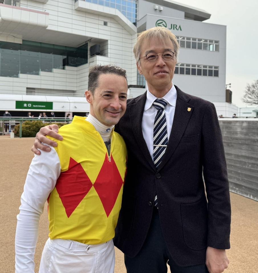 中山９Ｒをカネショウレジェンで制し、今年５０勝目を挙げたルメール（左）とＪＲＡ通算１００勝を達成した稲垣師