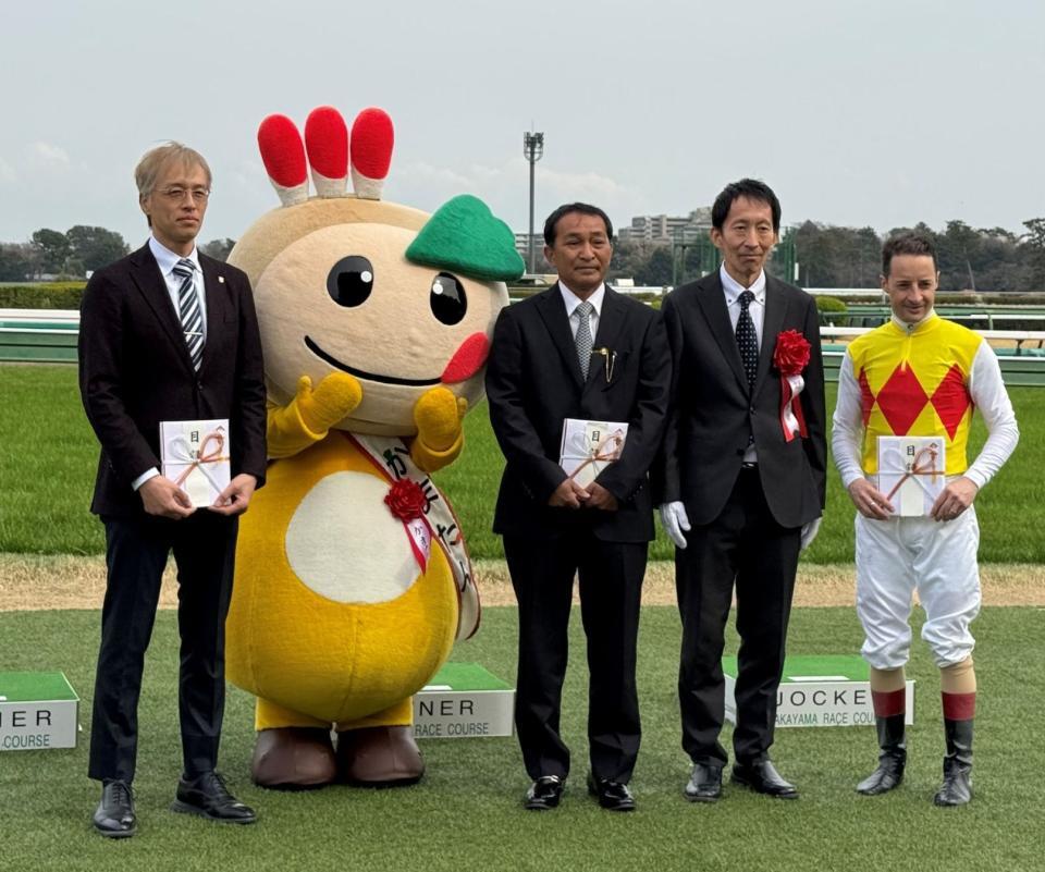 中山９Ｒをカネショウレジェンで制し、今年５０勝目を挙げたルメール（右端）とＪＲＡ通算１００勝を達成した稲垣師（左端）