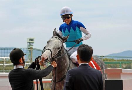 阪神大賞典を制したアドマイヤテラと武豊　