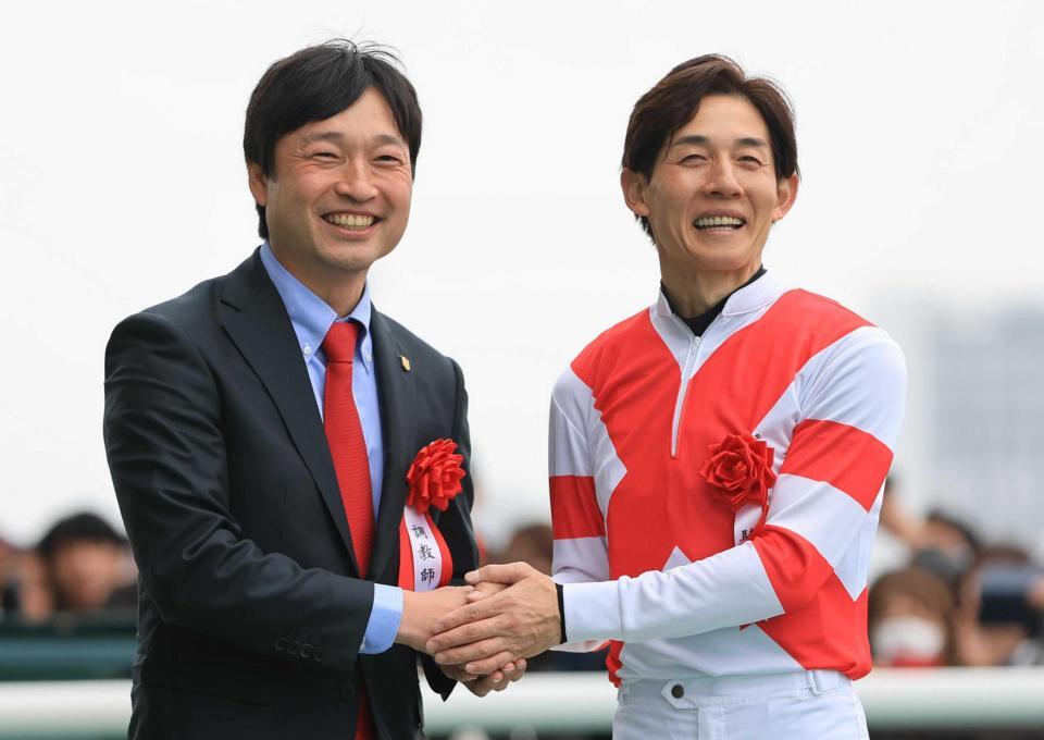 愛知杯を制し、笑顔の幸（右）と橋田調教師