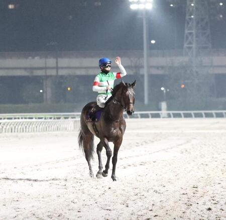 観衆に手を振る西村