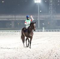 観衆に手を振る西村