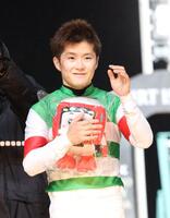 京浜盃を制し、観衆に手を振る西村