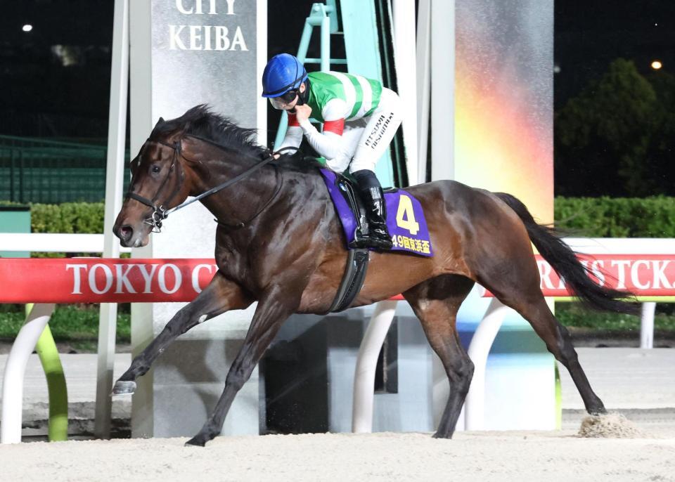 京浜盃を制したロックターミガンとガッツポーズする西村淳