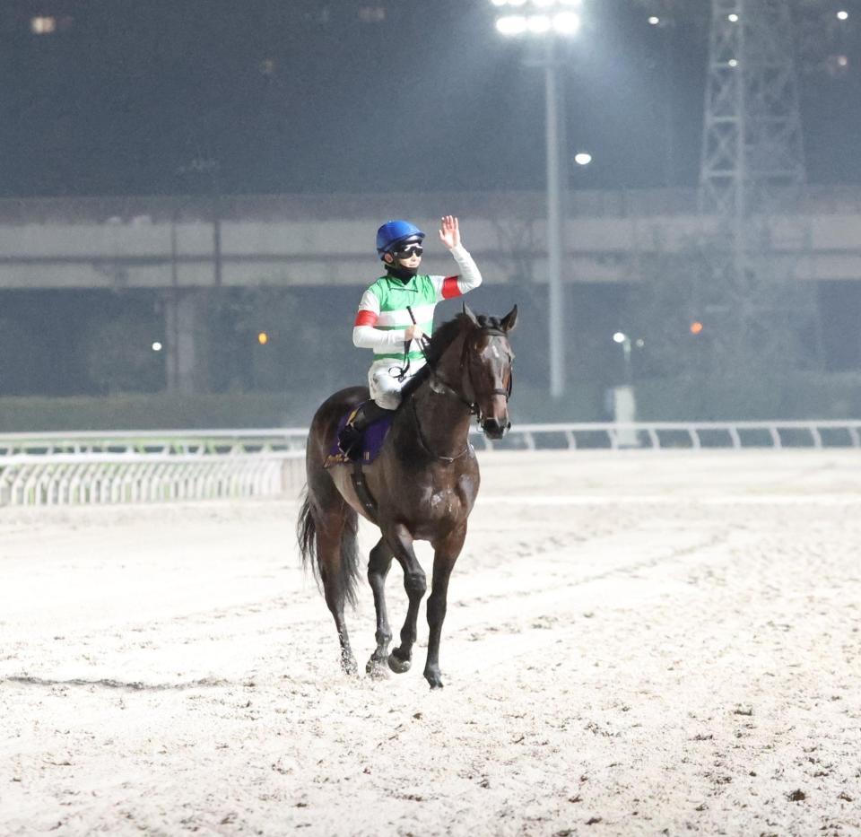 観衆に手を振る西村