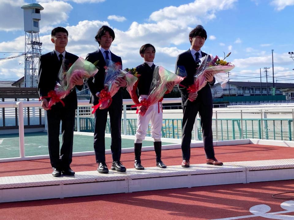 オディロンのダートグレード初制覇を振り返った森澤友貴調教師（左から２人目）と吉村智洋騎手（同３人目）＝撮影・中山伸治