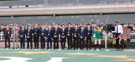 毎日杯を制したアルトラムスと関係者ら＝阪神競馬場（撮影・石湯恒介）