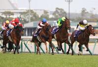 外から堂々抜け出すサトノレーヴ（右から２頭目）。左端はレッドモンレーヴ