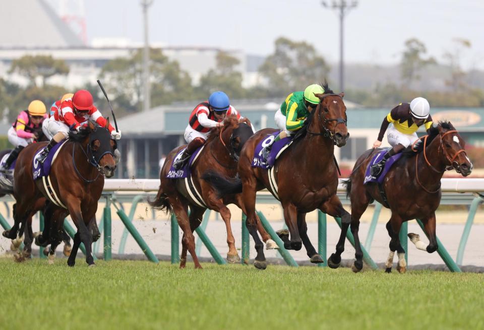 外から堂々抜け出すサトノレーヴ（右から２頭目）。左端はレッドモンレーヴ