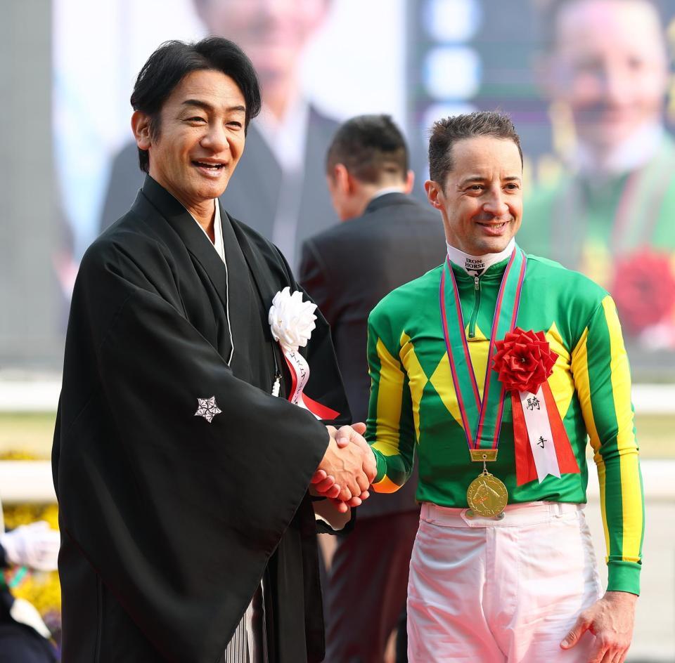 高松宮記念のプレゼンターで登場し、サトノレーヴで優勝したルメール騎手㊨と握手する片岡愛之助