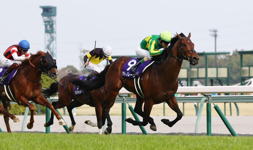高松宮記念を制したルメール騎乗のサトノレーヴ（右）
