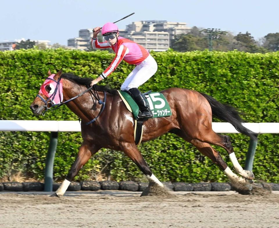 　会心Ｖにガッツポーズを決める角田和（撮影・持木克友）