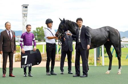 もみじＳを制したリリージョワと武幸師（右）＝２５年１０月