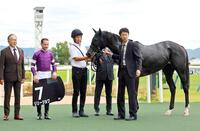 もみじＳを制したリリージョワと武幸師（右）＝２５年１０月