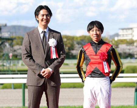 表彰式でプレゼンターを務め、北村友一（右）と笑顔を見せる片寄涼太（撮影・坂部計介）