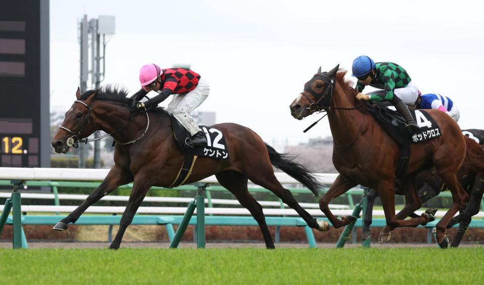 ポッドクロスを振り切るケントン（左）