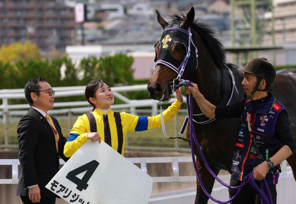 モアリジットを労う古川奈穂（左から２人目）＝撮影・石湯恒介